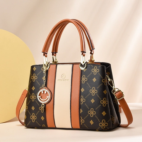Sac À Main Femme En Cuir PU Vintage Monogramme Color Block Sac À Épaule Grande Capacité Avec Pendentif Sourire Élégant