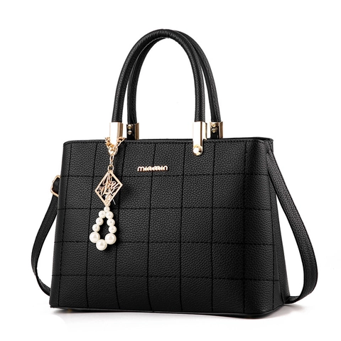 Bolso De Mano Acolchado Para Mujer Cuero PU Patrón De Lichi Gran Capacidad Bolso De Hombro Con Colgante De Perlas Artificiales