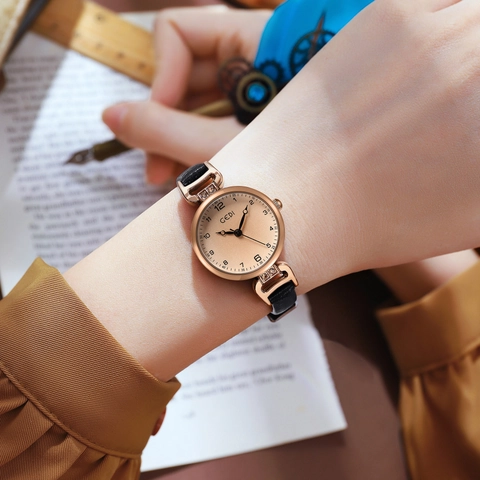 Reloj de Pulsera de Cuarzo Retro para Mujer Esfera Redonda Pequeña Caja de Aleación Correa de Cuero Sintético Elegante Minimalista con Decoración de Strass