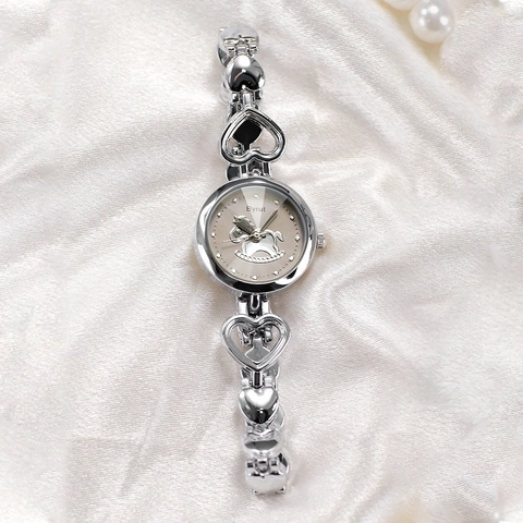Women Fashion Quartz Watch Vintage Heart Shaped Bracelet Analog Wristwatch With Hollow Chain Horse Pattern Dial Ladies Jewelry Watch