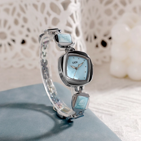Women Quartz Bracelet Watch Irregular Diamond Case Alloy Strap Elegant Niche Fashion Mother Of Artificial Pearl Dial Jewelry Style