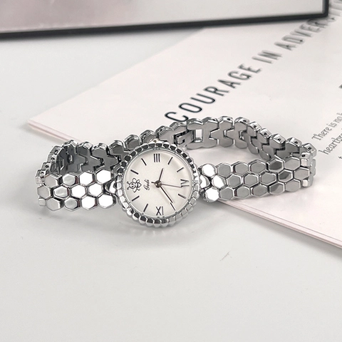 Women Quartz Watch Alloy Honeycomb Bracelet Strap Bee Logo Roman Numeral Elegant Minimalist Wristwatch