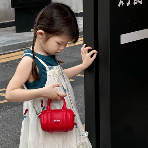 Bolso De Hombro Mini Cilíndrico Para Niños Cuero PU Patrón Lichi Cadena De Metal Colgante De Perla Artificial Estampado De Letras Bolso