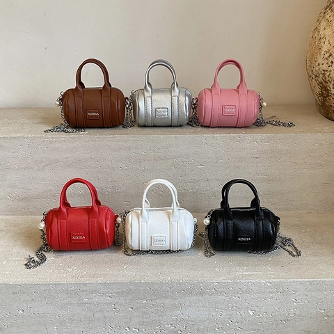 Bolso De Hombro Mini Cilíndrico Para Niños Cuero PU Patrón Lichi Cadena De Metal Colgante De Perla Artificial Estampado De Letras Bolso