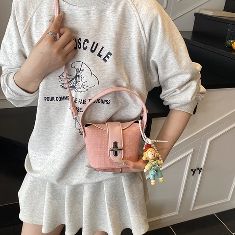 Mini Beuteltasche PU Leder Gewebte Textur Schicke Umhängetasche Handtasche Mit Cartoon Anhänger Und Künstliche Perlenkette Für Damen