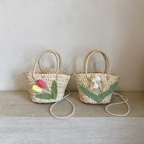 Handgefertigte Stroh Eimer Tasche Damen Häkelblumen Dekor Künstliche Perlenkette Sommer Strandurlaub Süße Handtasche