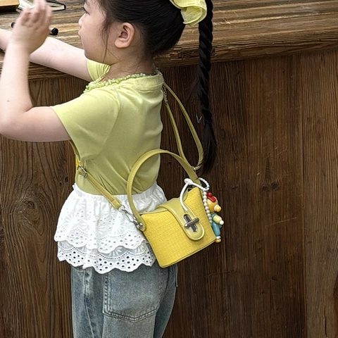 Sac Seau Mini Pour Enfants Texture Tissée Cuir PU Filles Sac À Main Épaule Avec Pendentif Poupée Chaîne Künstliche Perles Moderne Tendance