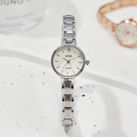 Montre À Quartz Élégante Pour Femmes Style Vintage Bracelet En Alliage Étanche Rétro Petit Cadran Rond Pour Dames