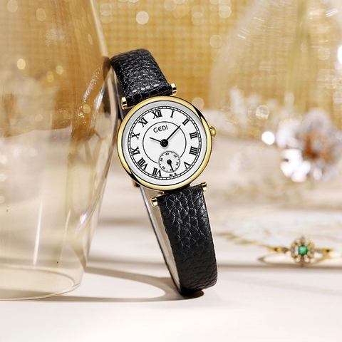 Women Quartz Watch Retro Simple Roman Numerals Small Second Hand Leather Strap Alloy Case Water Resistant Vintage Elegant
