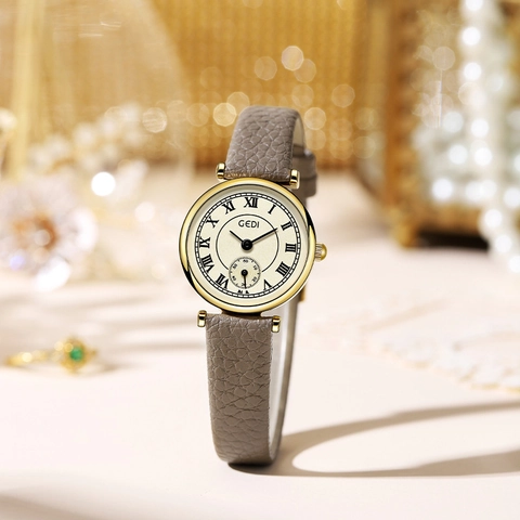 Women Quartz Watch Retro Simple Roman Numerals Small Second Hand Leather Strap Alloy Case Water Resistant Vintage Elegant
