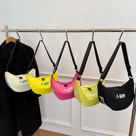 Kinder Nylon Umhängetasche Halbmondform Buchstabendruck Verstellbarer Riemen Trendige Schultertasche Für Jungen Mädchen