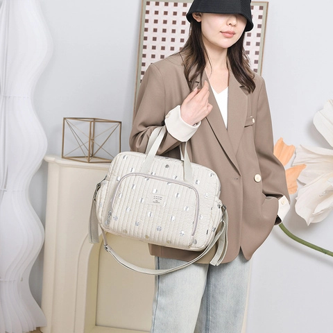 Quilted Large Capacity Diaper Shoulder Bag Silver Dot Print Multi Functional Travel Tote For Moms Waterproof Lightweight