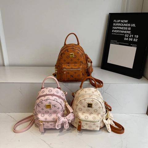 Mini Mochila De Moda Para Mujer Estampado Monograma Cuero PU Patrón Letras Estilo Diseñador Tendencia Viaje Bolso Con Colgante