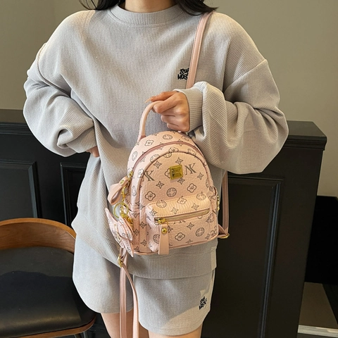 Mini Mochila De Moda Para Mujer Estampado Monograma Cuero PU Patrón Letras Estilo Diseñador Tendencia Viaje Bolso Con Colgante
