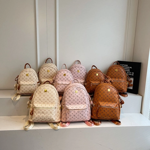 Sac À Dos Tendance Pour Femme Cuir PU Imprimé Monogramme Rivets Avec Pendentif Voyage Quotidien Élégant