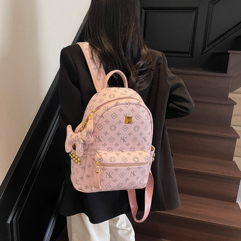 Sac À Dos Tendance Pour Femme Cuir PU Imprimé Monogramme Rivets Avec Pendentif Voyage Quotidien Élégant