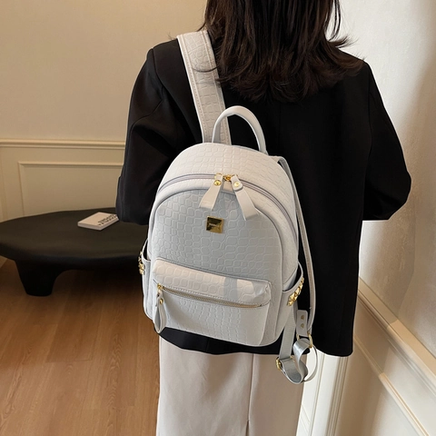 Mochila De Moda En Cuero PU Con Relieve De Cocodrilo Gran Capacidad Chic Urbano Bolsa Escolar Para Mujeres Tachuelas Doradas