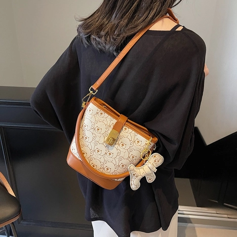 Cute Bear Print PU Leather Bucket Bag For Women Retro Korean Style Handbag With Adjustable Strap And Small Doll Pendant