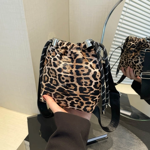 Mini Eimer Tasche PU Leder Kordelzug Umhängetasche Trendy Leopard Kuh Druck Verstellbarer Breiter Gurt Für Damen