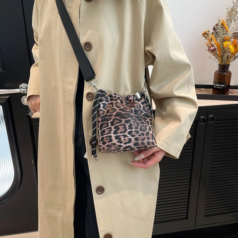 Mini Eimer Tasche PU Leder Kordelzug Umhängetasche Trendy Leopard Kuh Druck Verstellbarer Breiter Gurt Für Damen