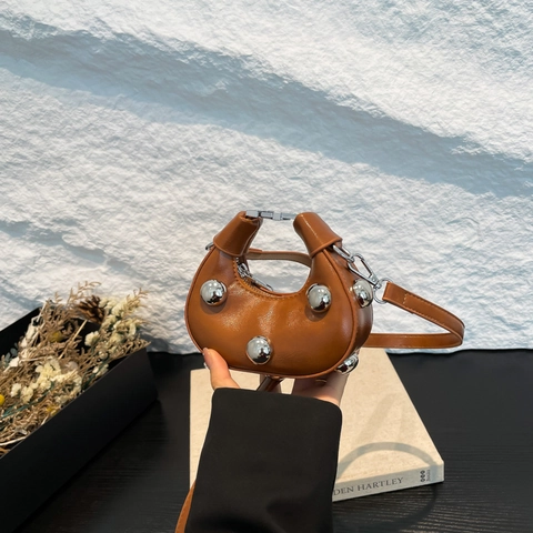 Damen Mini Halbmond Tasche PU Leder Große Silberne Kugelnieten Hobo Schulter Umhängetasche Trendy Y2K Industriestil