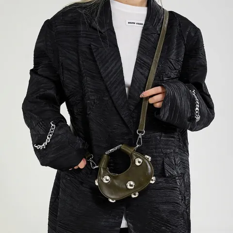Damen Mini Halbmond Tasche PU Leder Große Silberne Kugelnieten Hobo Schulter Umhängetasche Trendy Y2K Industriestil