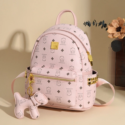 Mode PU Leder Rucksack Für Frauen Cartoon Bär Print Monogramm Mit Nieten Und Hund Anhänger Täglich Tasche
