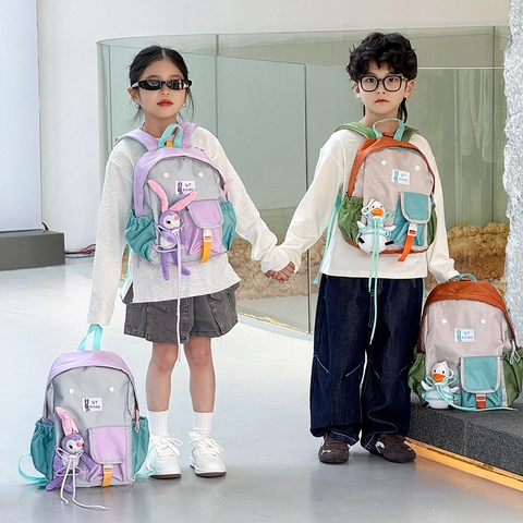 Kinder Schulrucksack Kontrastfarbe Nylon Atmungsaktiv Süß Tagesrucksack Mit Plüschanhänger Für Kindergarten Jungen Mädchen