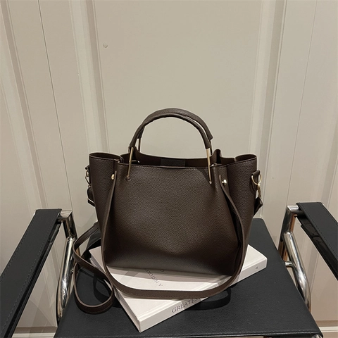 Litchi Pattern PU Leather Bucket Bag Large Capacity Retro Commuting Handbag With Detachable Shoulder Strap Gold Hardware