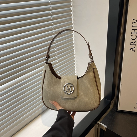 Vintage Damen Wildlederimitat Hobo Achseltasche Metall M Buchstabe Logo Kontrastnaht Verstellbarer Riemen Lässige Mode Tasche