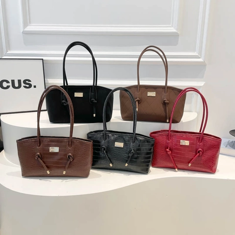 Large Capacity Women Tote Bag PU Leather Crocodile Pattern Quilted Style Commuter Shoulder Bag Gold Plate Detail Elegant Handbag
