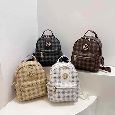 Mochila Mini de Moda para Mujer Cuero PU Estampado Letras M Textura Acolchada Logo Metal Dorado Versátil Viaje Bolso Pequeño