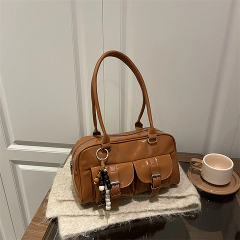 Shiny PU Leather Shoulder Bag Retro Boston Handbag Large Capacity Multi Pocket Underarm Bag With Wooden Bead Pendant Y2K