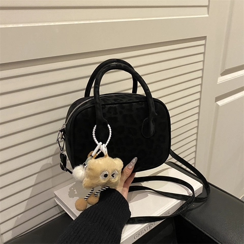 Borsa Boston Leopardata Donna Scamosciata Tracolla Retro Borsa A Mano Con Ciondolo Mostro Peluche Chiusura Lampo