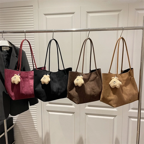Dames Suède Tote Tas Grote Capaciteit Minimalistische Schoudertas Casual Tas Voor Woon-Werkverkeer Met Pluche Berenbedeltje