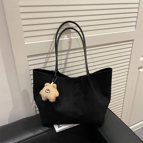 Dames Suède Tote Tas Grote Capaciteit Minimalistische Schoudertas Casual Tas Voor Woon-Werkverkeer Met Pluche Berenbedeltje