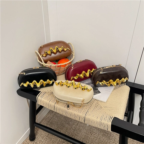 Women Evening Clutch Bag PU Leather Wave Metal Decor Shell Shape Crossbody Chain Strap Party Purse