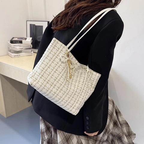 Women Shoulder Tote Bag Tweed Fabric Elegant Large Capacity Artificial Pearl Bow Pendant Decoration Fashion Vintage Style