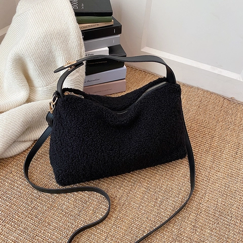 Women Plush Handbag Faux Lamb Wool Shoulder Bag Vintage Commuter Hobo Purse With PU Leather Strap Gold Hardware