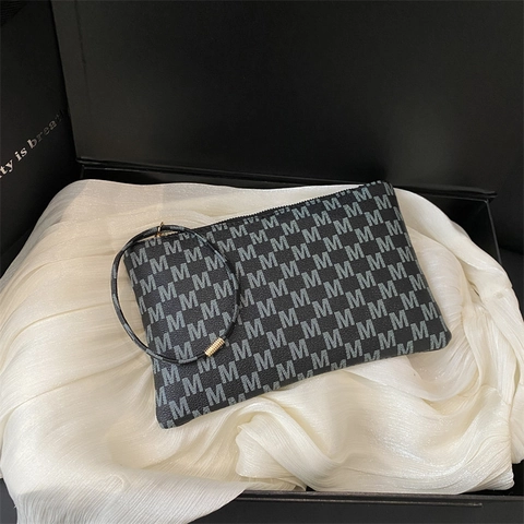 Vintage Monogram Women Wristlet Clutch Bag Elegant PU Leather Envelope Pouch With Zipper Closure And Portable Strap