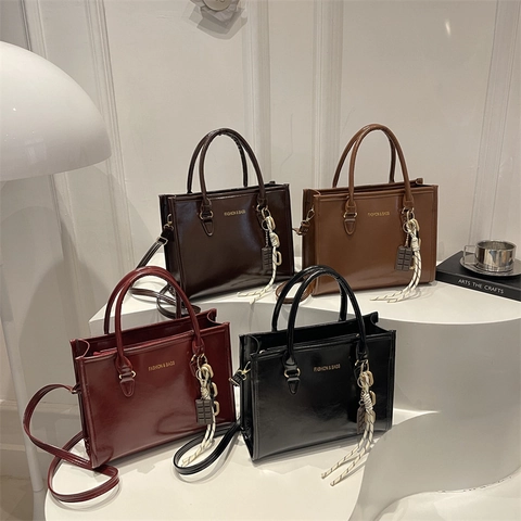 Bolso Tote De Mujer De Cuero PU Brillante Gran Capacidad Bolso De Mano Con Colgante De Chocolate Color Sólido Bolso De Hombro