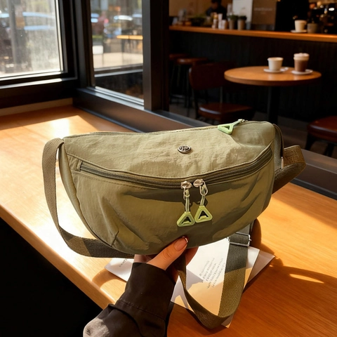Damen Halbmond Umhängetasche Leichtes Geknittertes Nylon Schulter Brusttasche Lässig Minimalistisch Verstellbarer Gurt