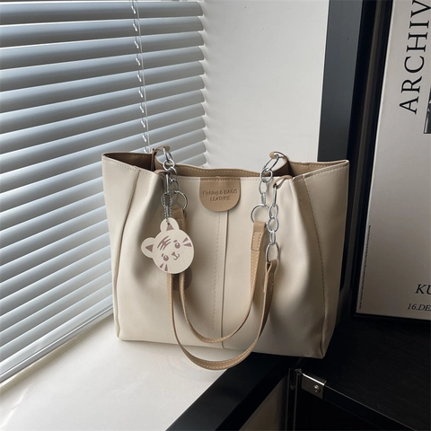 Large Capacity PU Leather Tote Bag For Women Minimalist Commuter Shoulder Bag With Metal Chain And Cartoon Animal Charm