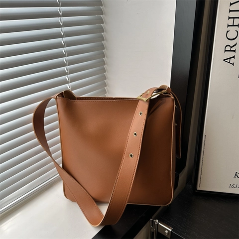 Minimalist PU Leather Large Capacity Shoulder Bag For Women Fashion Solid Color Adjustable Wide Strap Daily Crossbody Bucket Bag