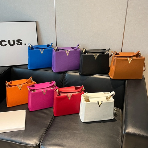 PU Leather Shoulder Crossbody Bag With Gold V Buckle Trendy Pebble Texture Handbag For Women Daily Commute