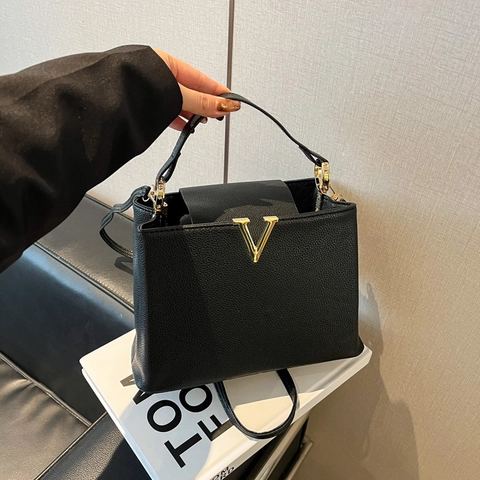 PU Leather Shoulder Crossbody Bag With Gold V Buckle Trendy Pebble Texture Handbag For Women Daily Commute