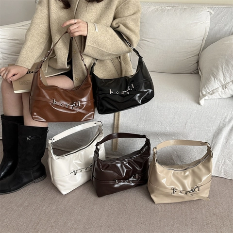 Sac À Épaule Hobo En Cuir PU Brillant Vintage Pour Femmes Sac Sous L'Aisselle Grande Capacité Avec Boucle Argentée Décor De Ceinture À Œillets