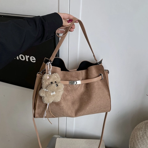 Damen Große Kapazität Wildleder Tote Bag Vintage Matte Umhängetasche Mit Plüsch Anhänger Pendeln Täglich Shopping Handtasche