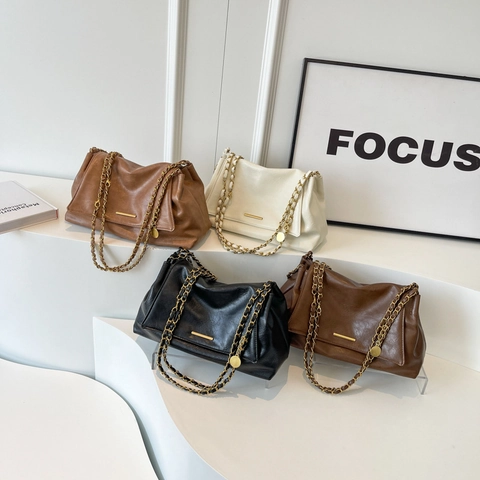 Retro PU Leather Underarm Shoulder Bag For Women Large Capacity Gold Chain Flap Closure Minimalist Solid Color Trendy