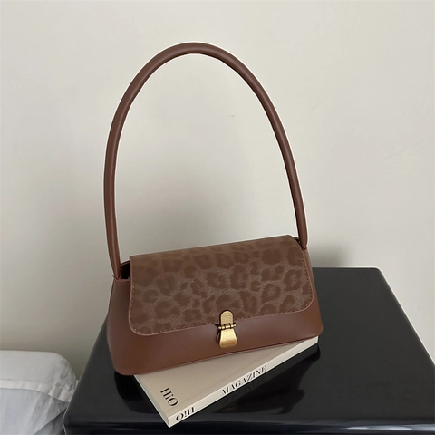 Sac Baguette Vintage Patchwork Imprime Leopard Cuir PU Sac A Main Bandouliere Sous Aisselle Mode Femmes Boucle Metal Retro